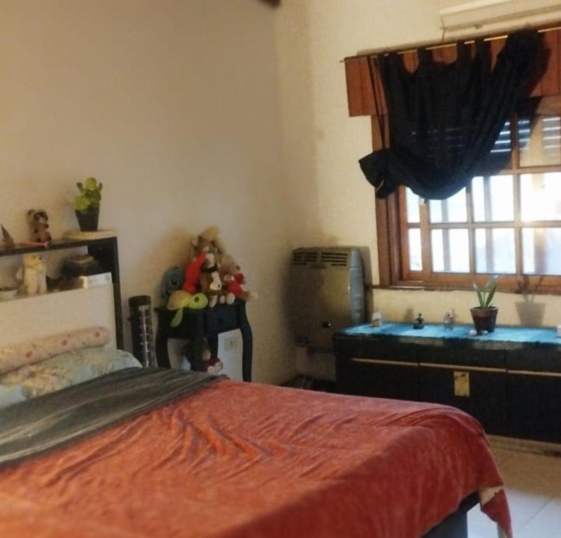 Foto de Casa Venta 4 amb. c/ jardín y cochera., imagen 3