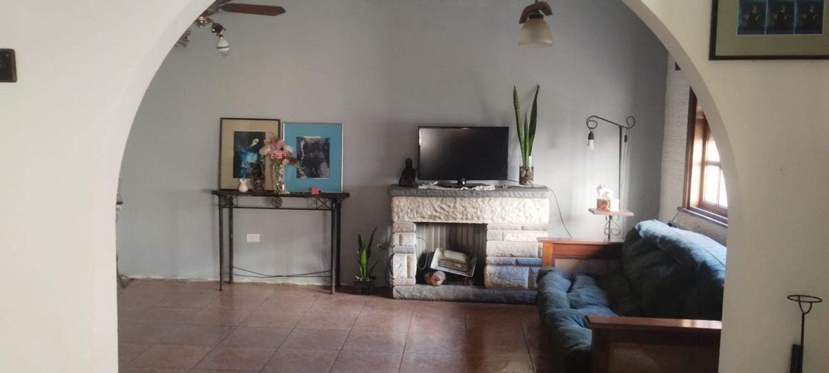 Foto de Casa Venta 4 amb. c/ jardín y cochera., imagen 2