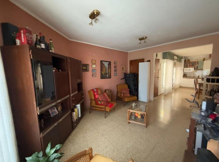VENDE CASA CON PILETA BARRIO DEAN FUNES 4