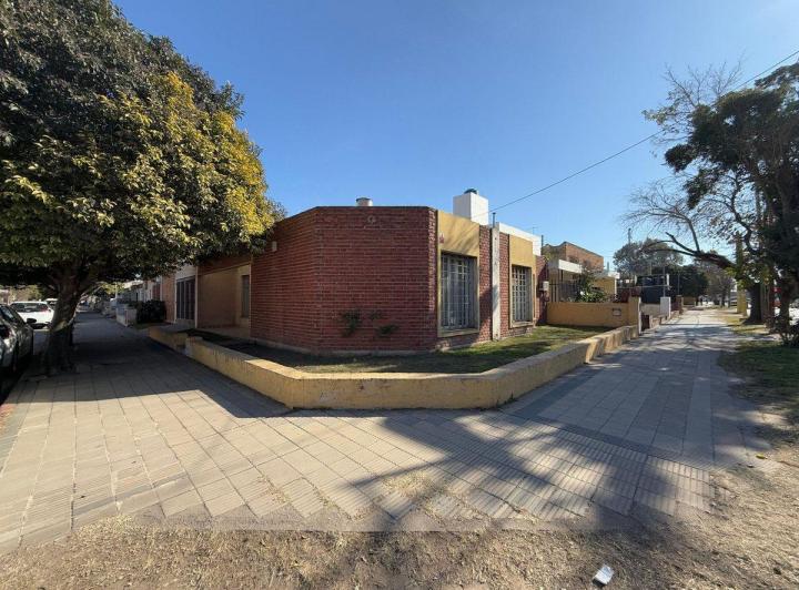 VENDE CASA CON PILETA BARRIO DEAN FUNES 1