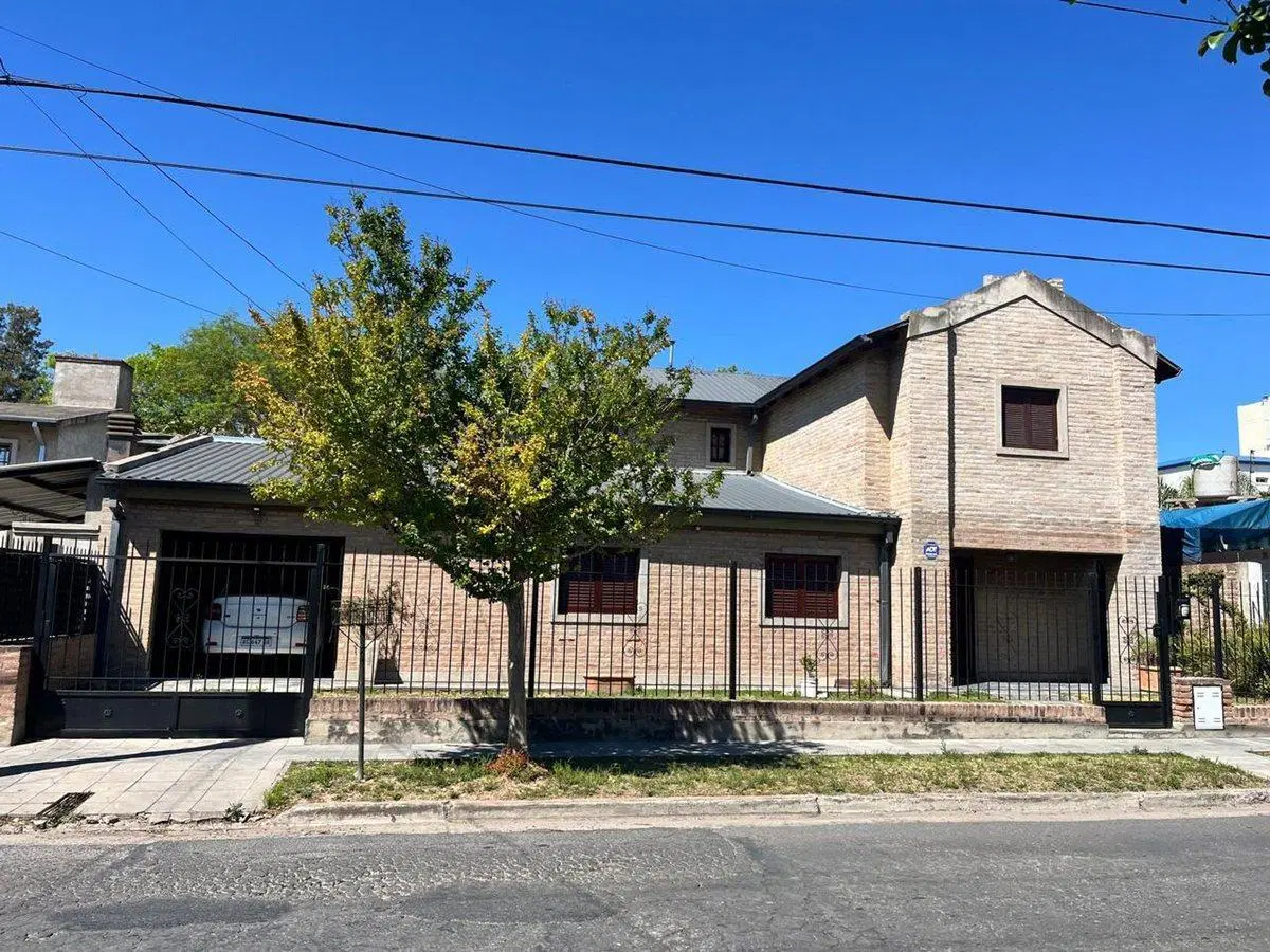 SE VENDE CASA 3 DORMITORIOS EN CHATEAU CARRERAS 3