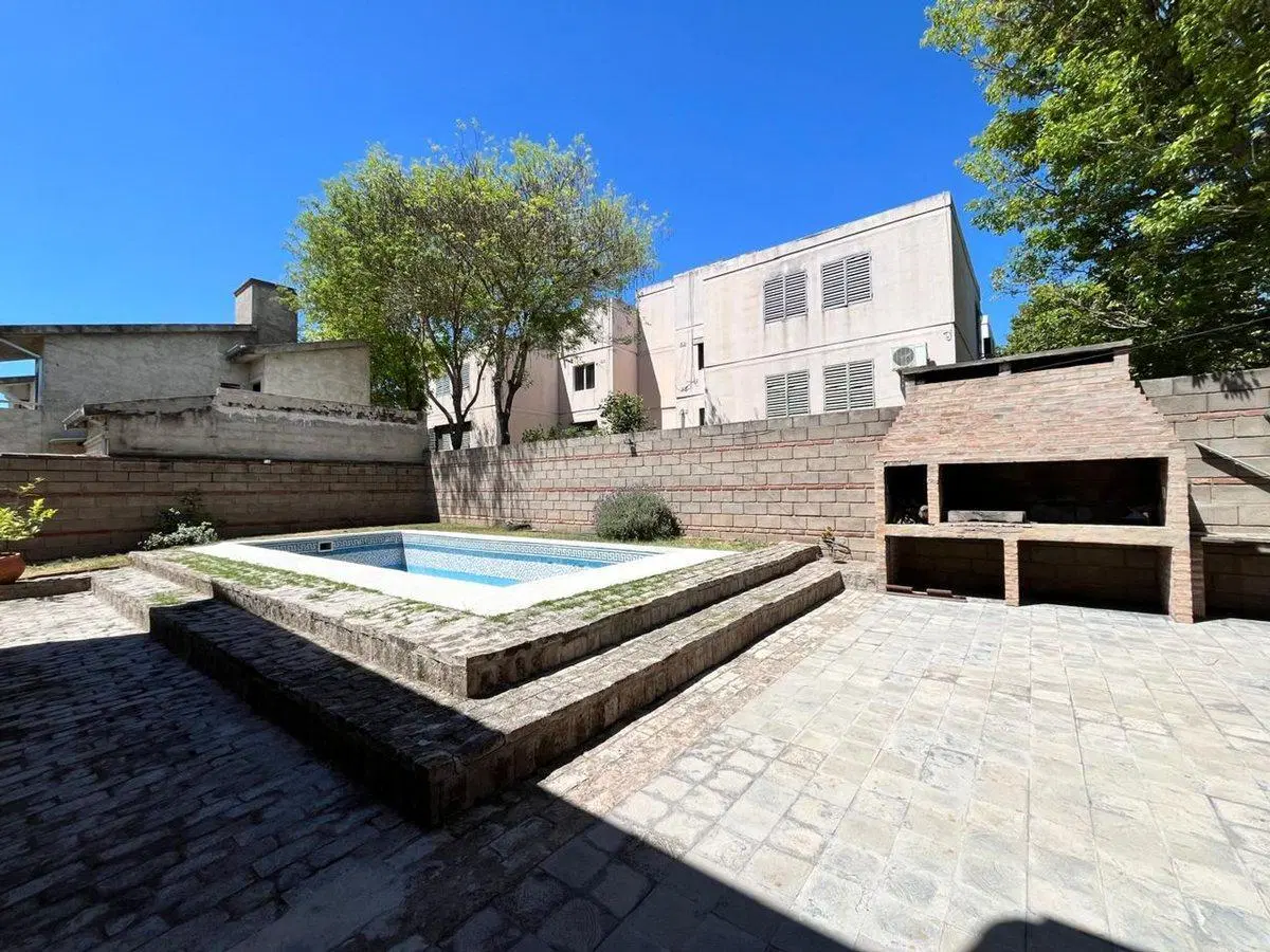 SE VENDE CASA 3 DORMITORIOS EN CHATEAU CARRERAS 4