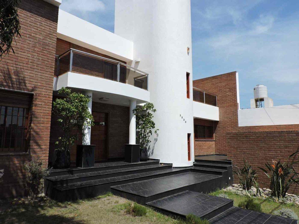 VENTA CASA DE CATEGORIA 4 DORMITORIOS SAN VICENTE