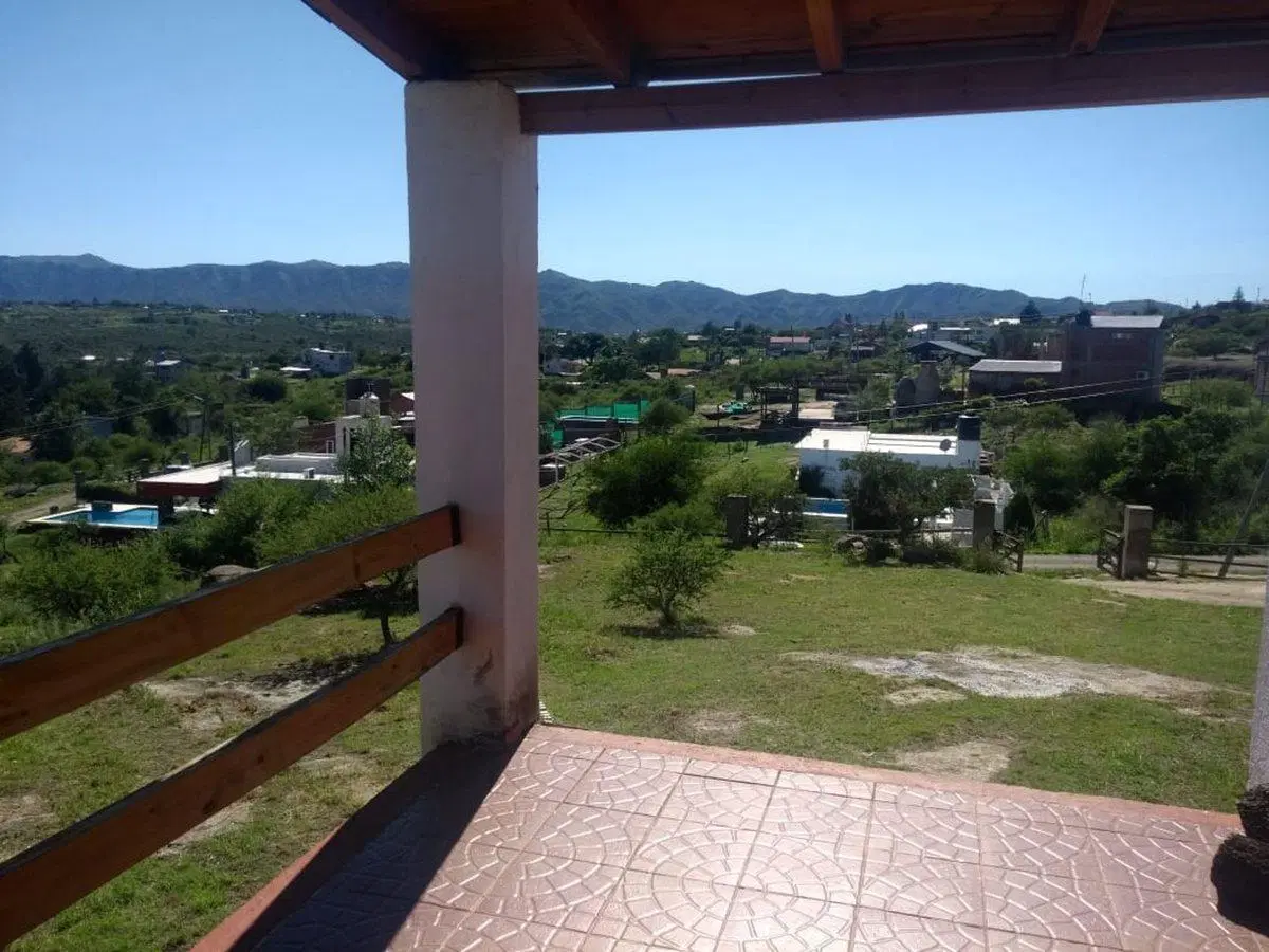 VENDO CASA 1 DORM  CON GRAN TERRENO 1300 -SIQUIMAN 3