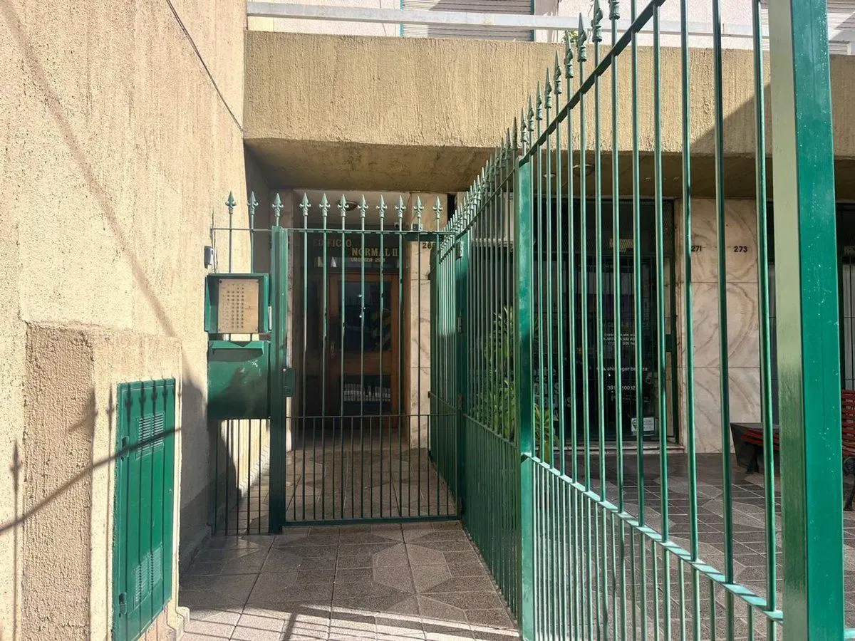 SE VENDE DPTO PLANTA BAJA CON PATIO ALBERDI 4