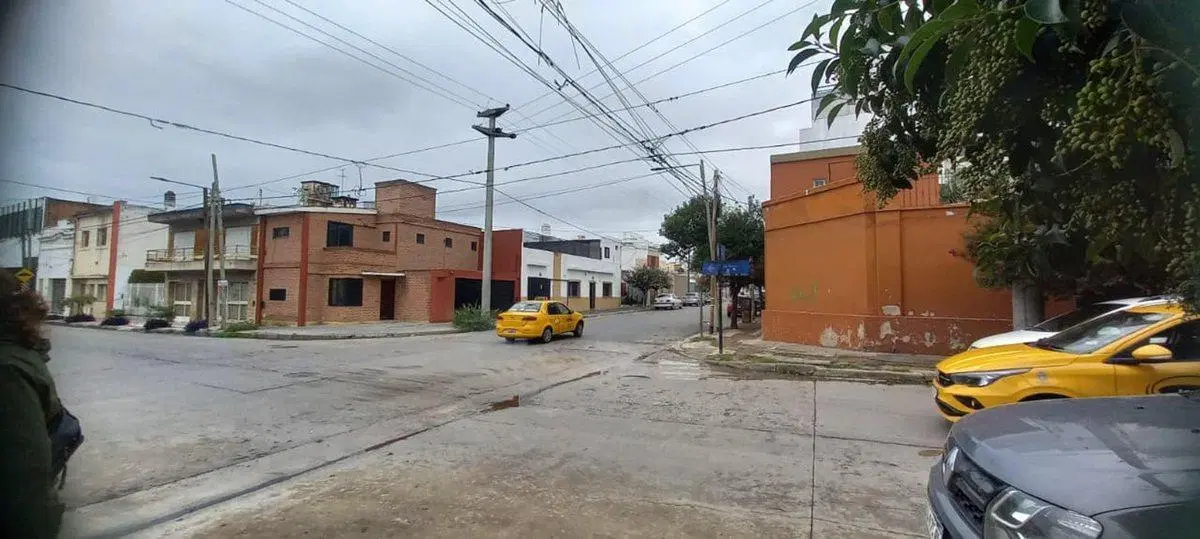 VENTA CASA ESQUINA ALBERDI ZONA D  A REMODELAR 3