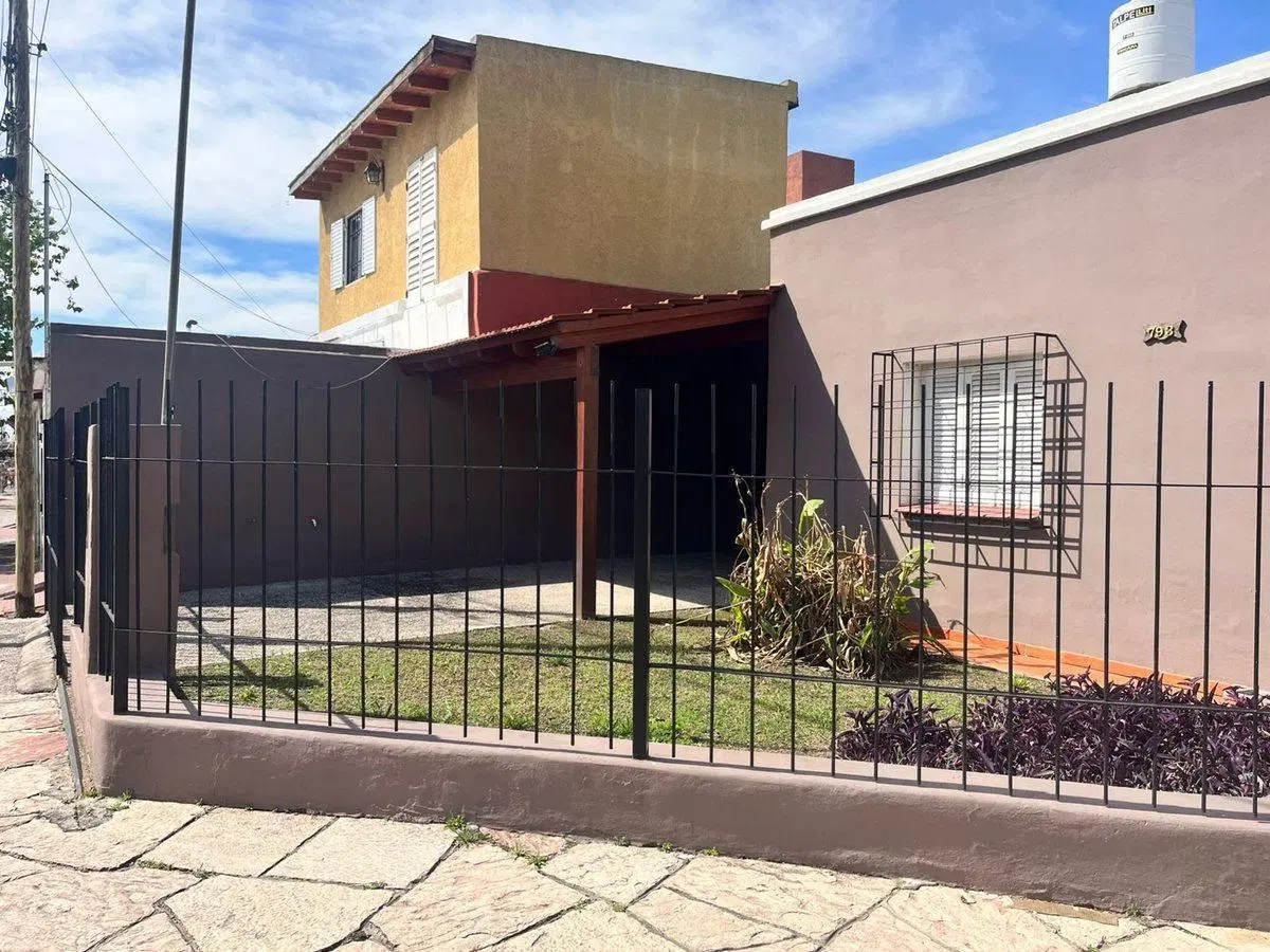 SE VENDE CASA ESQUINA EN COMANDANTE ESPORA 2
