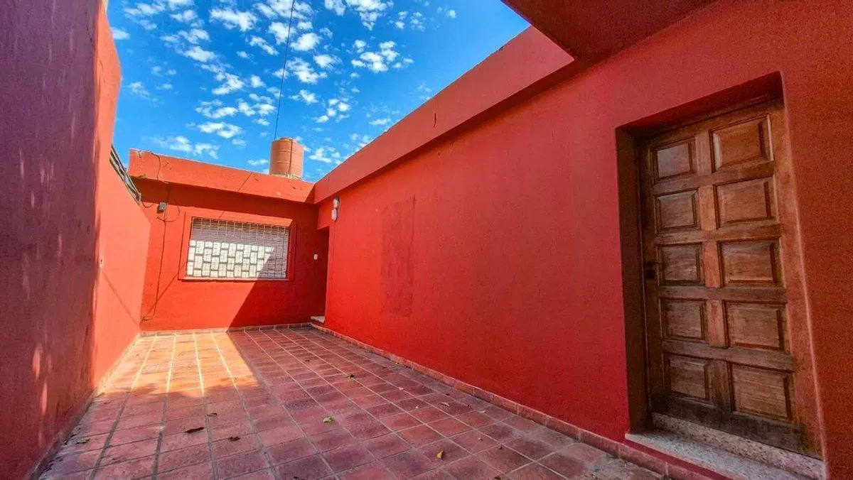 RE/MAX VENDE Bº CRISOL CASA 3 DORM. C/PILETA 4