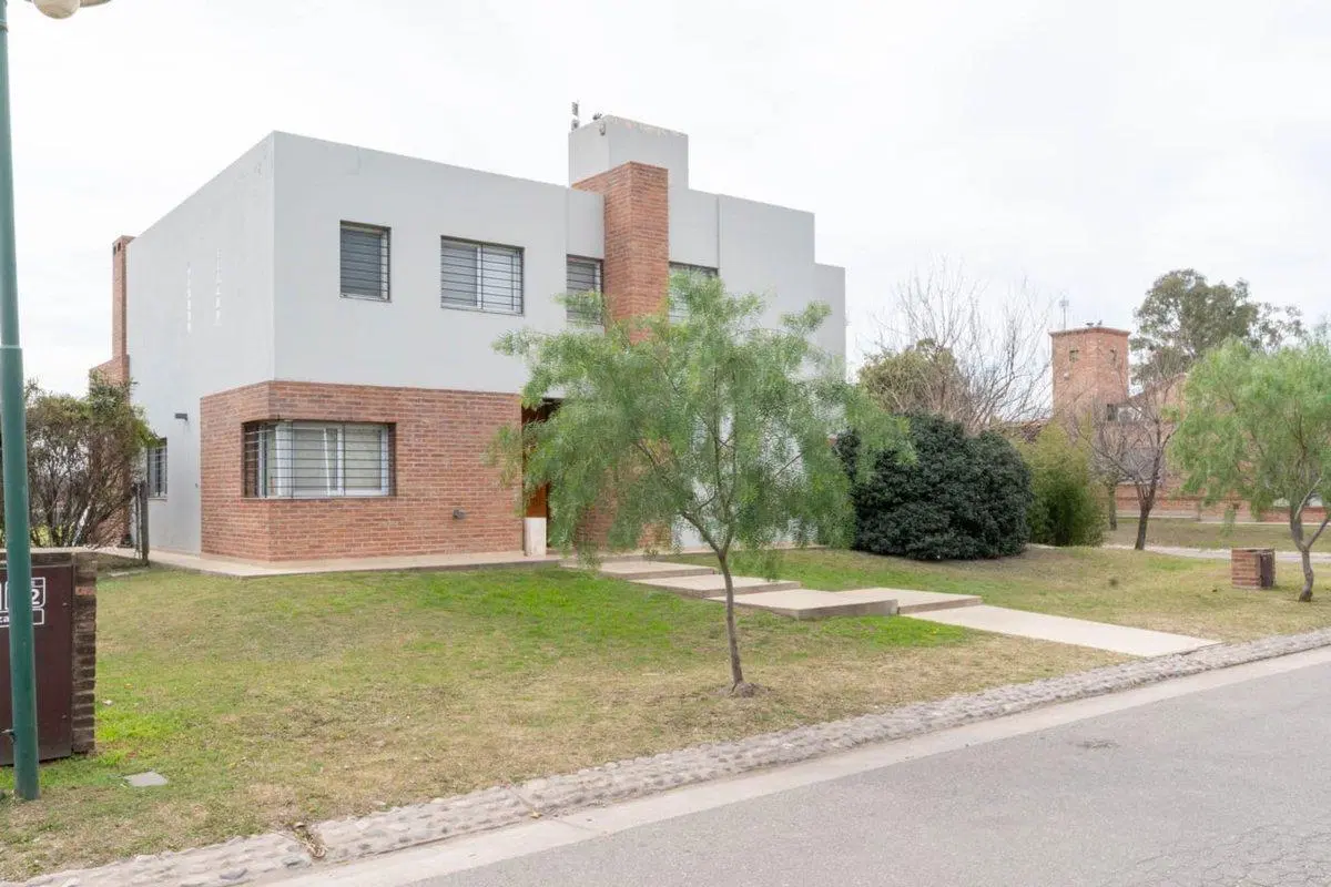 VENTA CASA EN "EL VIEJO ALGARROBO" 4 DORMITORIOS 4