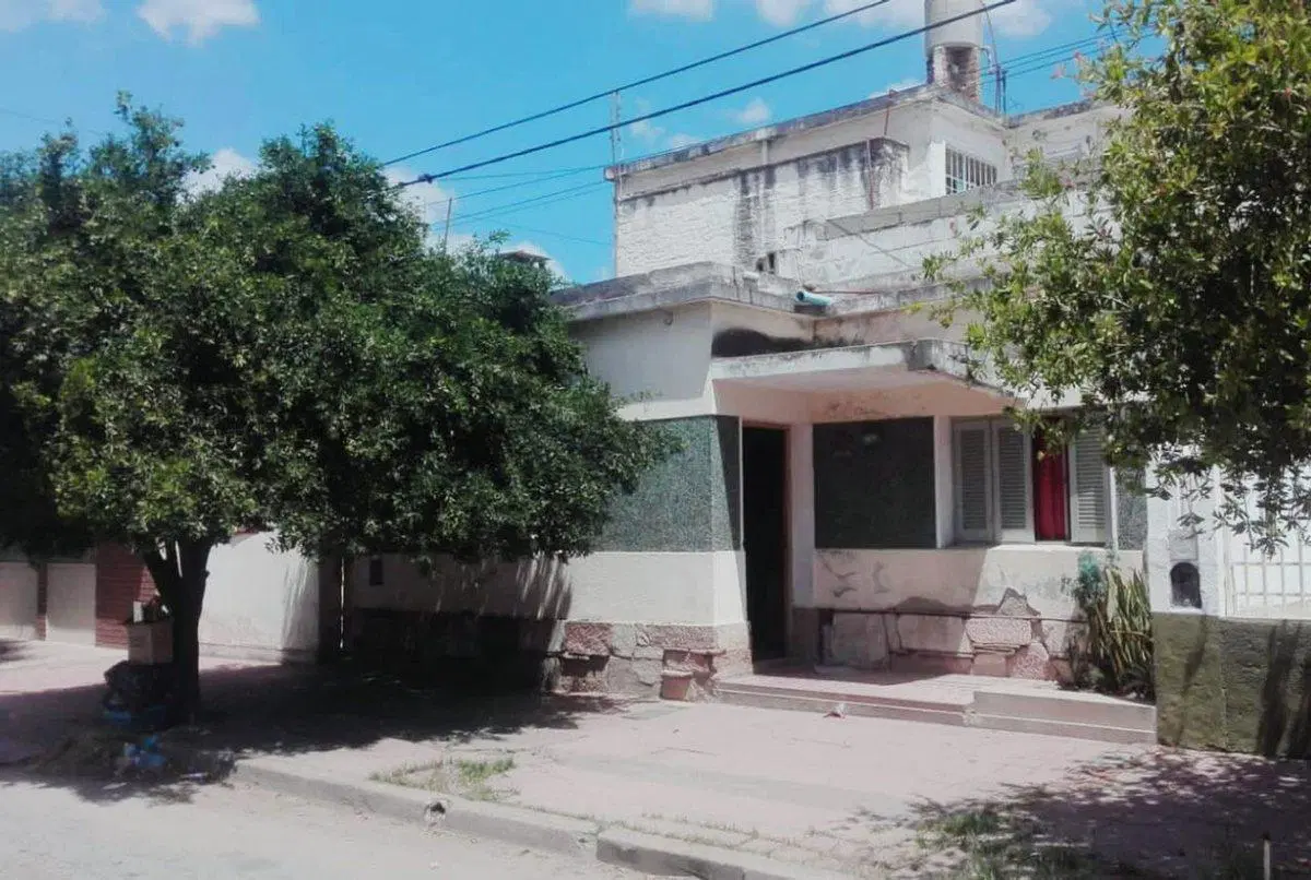 VENTA CASA MAS DEPTO A REFACCIONAR BARRIO COLON 3