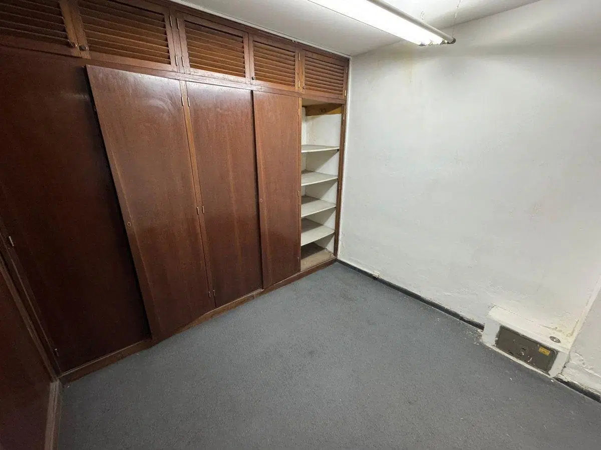 VENTA LOCAL CENTRO CON BAÑO Y OFICINAS 8