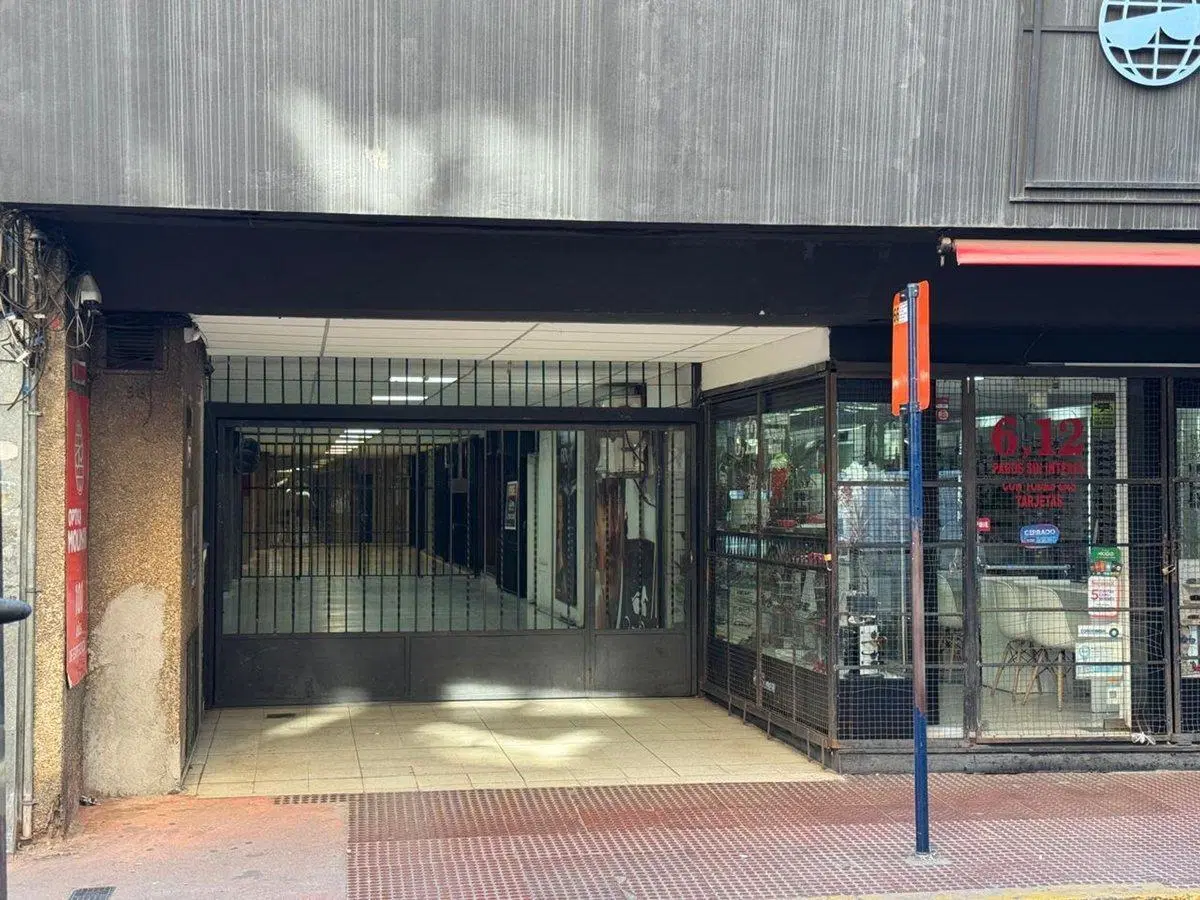 VENTA LOCAL CENTRO CON BAÑO Y OFICINAS 4