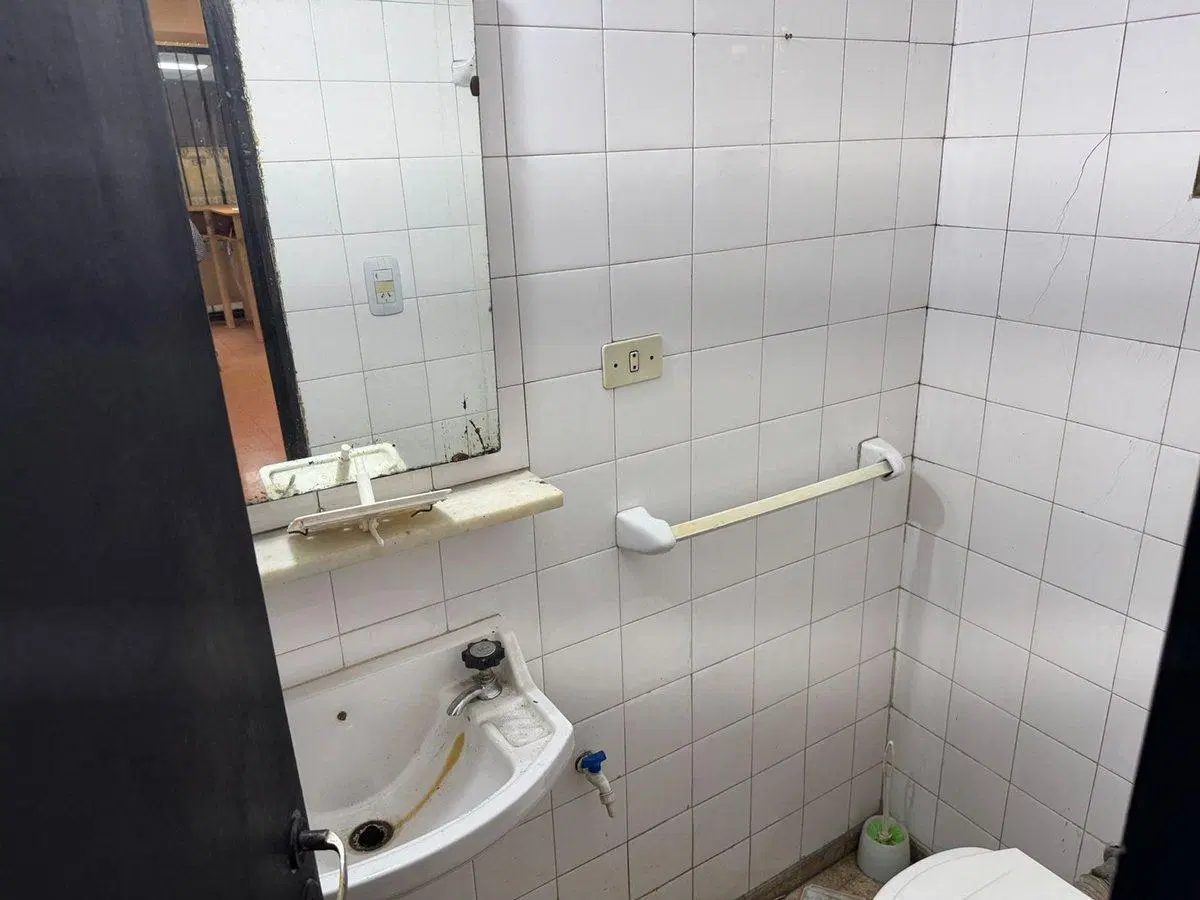VENTA LOCAL CENTRO CON BAÑO Y OFICINAS 5