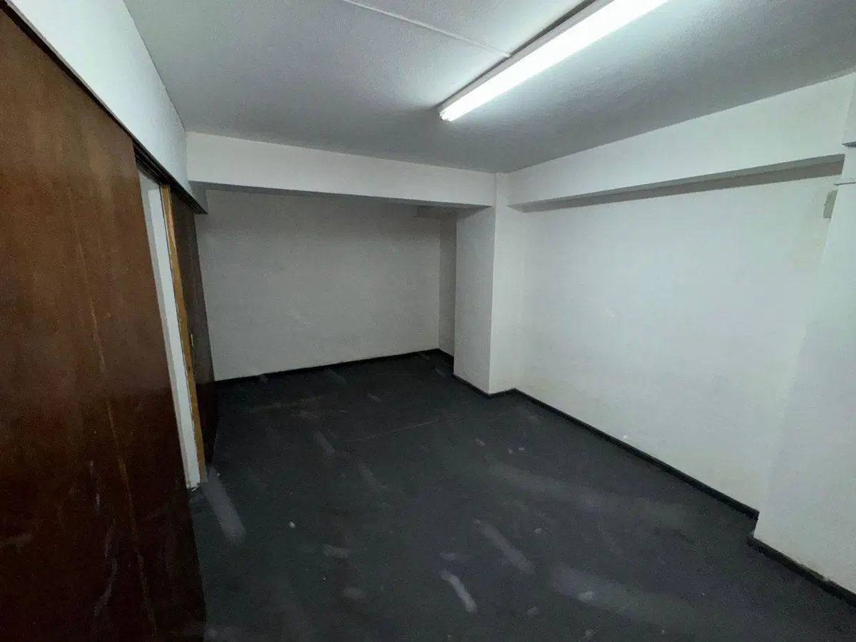 VENTA LOCAL CENTRO CON BAÑO Y OFICINAS 3