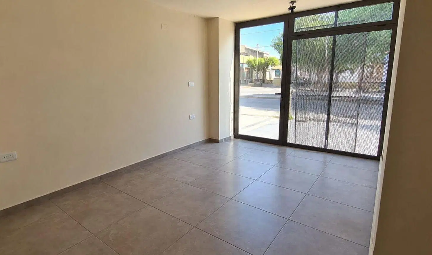 LOCAL COMERCIAL SOBRE DUARTE QUIROS 5