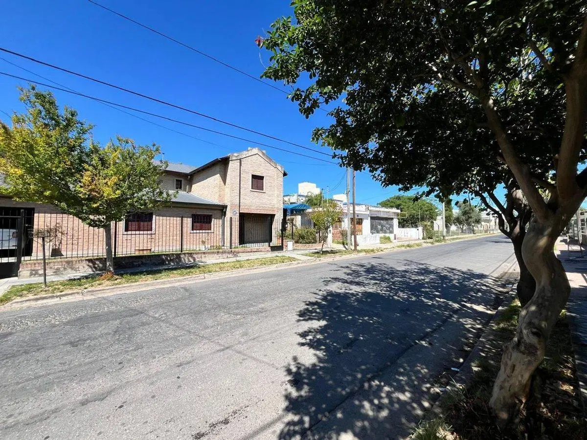 SE VENDE CASA 3 DORMITORIOS EN CHATEAU CARRERAS 4