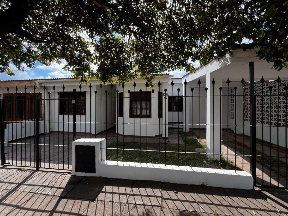 VENTA CASA LOS ROBLES 5 DORMITORIOS APTA CREDITO