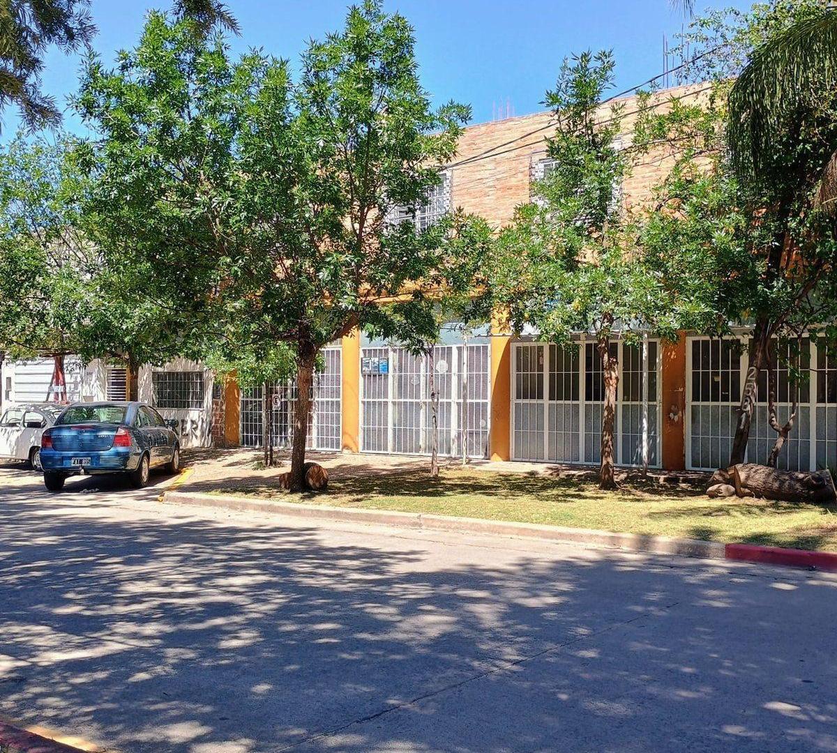 VENTA GRAN LOCAL MAS CASA 3 DORM BARRIO ALBERDI