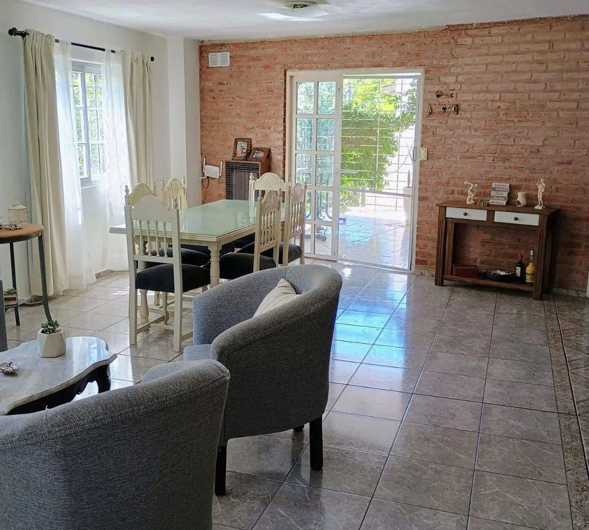 VENTA  GRAN LOCAL MAS CASA 3 DORM BARRIO ALBERDI 2