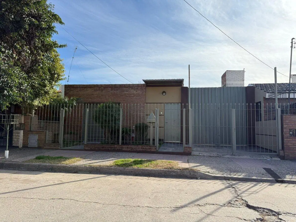 VENDE CASA EN BARRIO DEAN FUNES 2