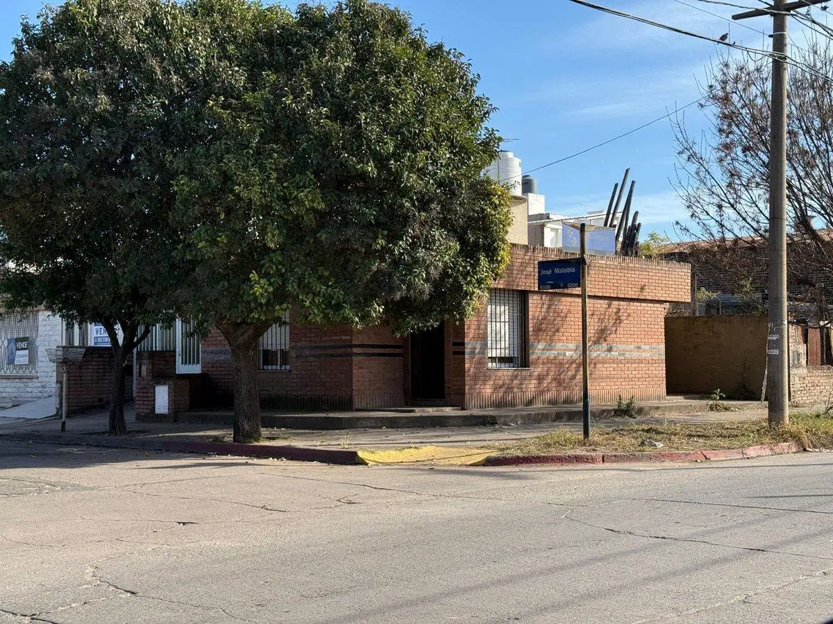 VENDE CASA EN BARRIO DEAN FUNES 4