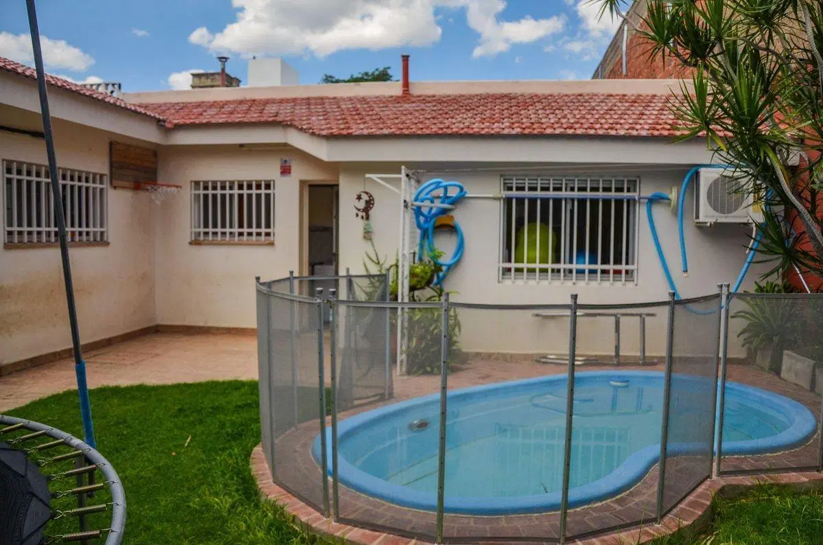 VENTA CASA BARRIO JARDIN 3 DORMIT 3 BAÑOS PILETA 3