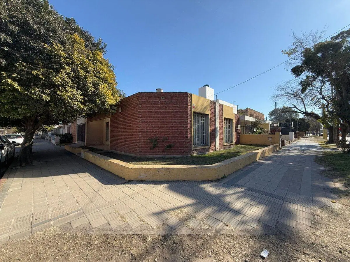 VENDE CASA CON PILETA BARRIO DEAN FUNES 3