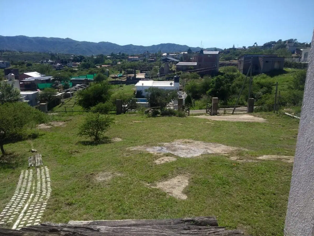 VENDO CASA 1 DORM  CON GRAN TERRENO 1300 -SIQUIMAN 4