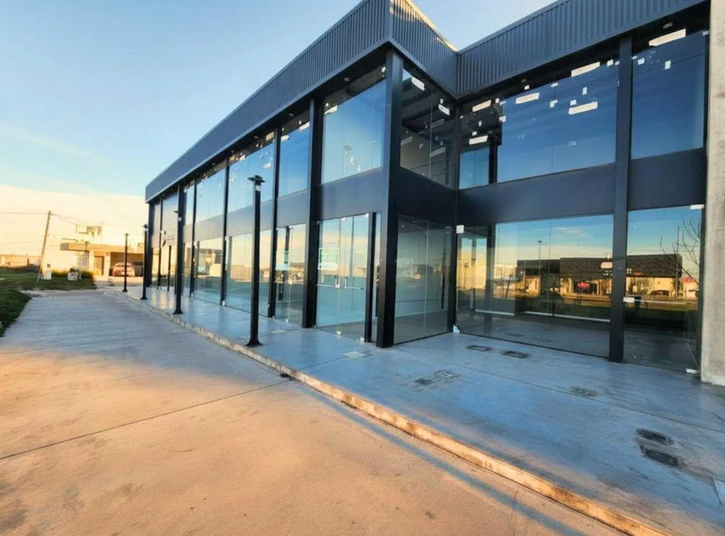 ALQUILER LOCAL 81M2 EN DOCTA SOBRE AV. LA DONOSA 2