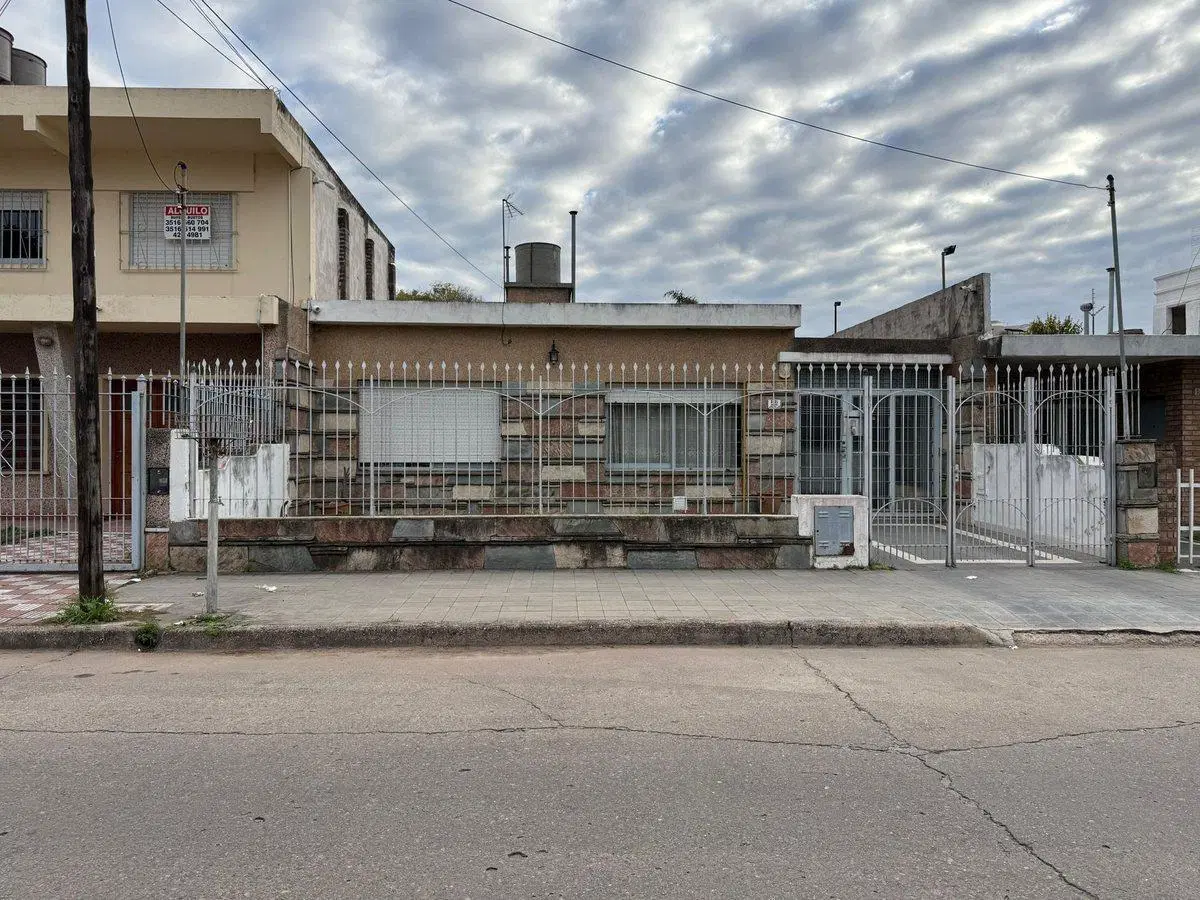 VENDE CASA EN BARRIO DEAN FUNES 2