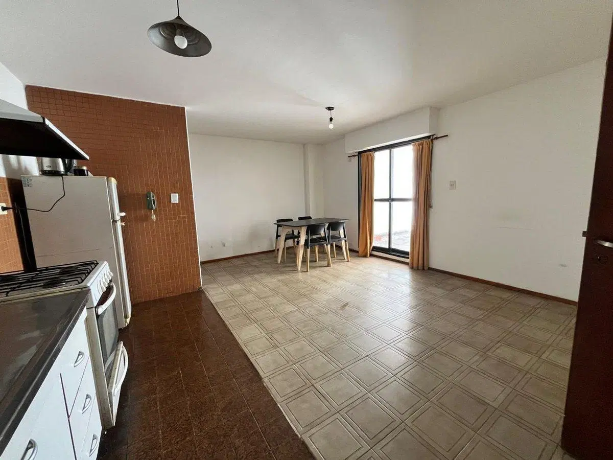 VENTA DPTO PLANTA BAJA CON PATIO ALBERDI 8