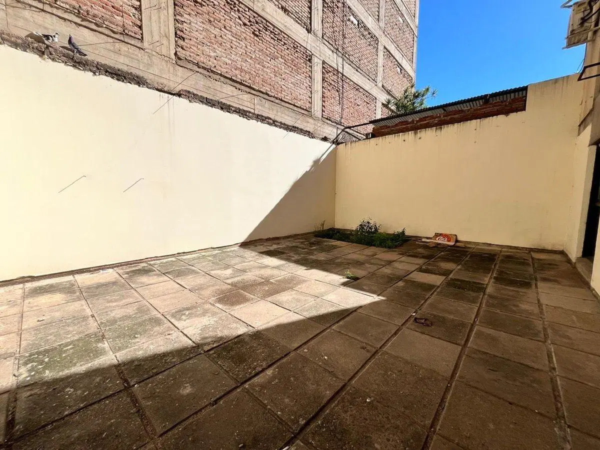 SE VENDE DPTO PLANTA BAJA CON PATIO ALBERDI 5