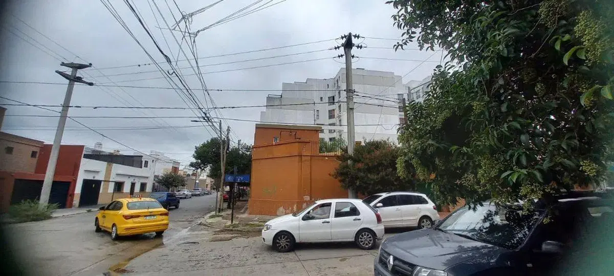 VENTA CASA ESQUINA ALBERDI ZONA D  A REMODELAR 4