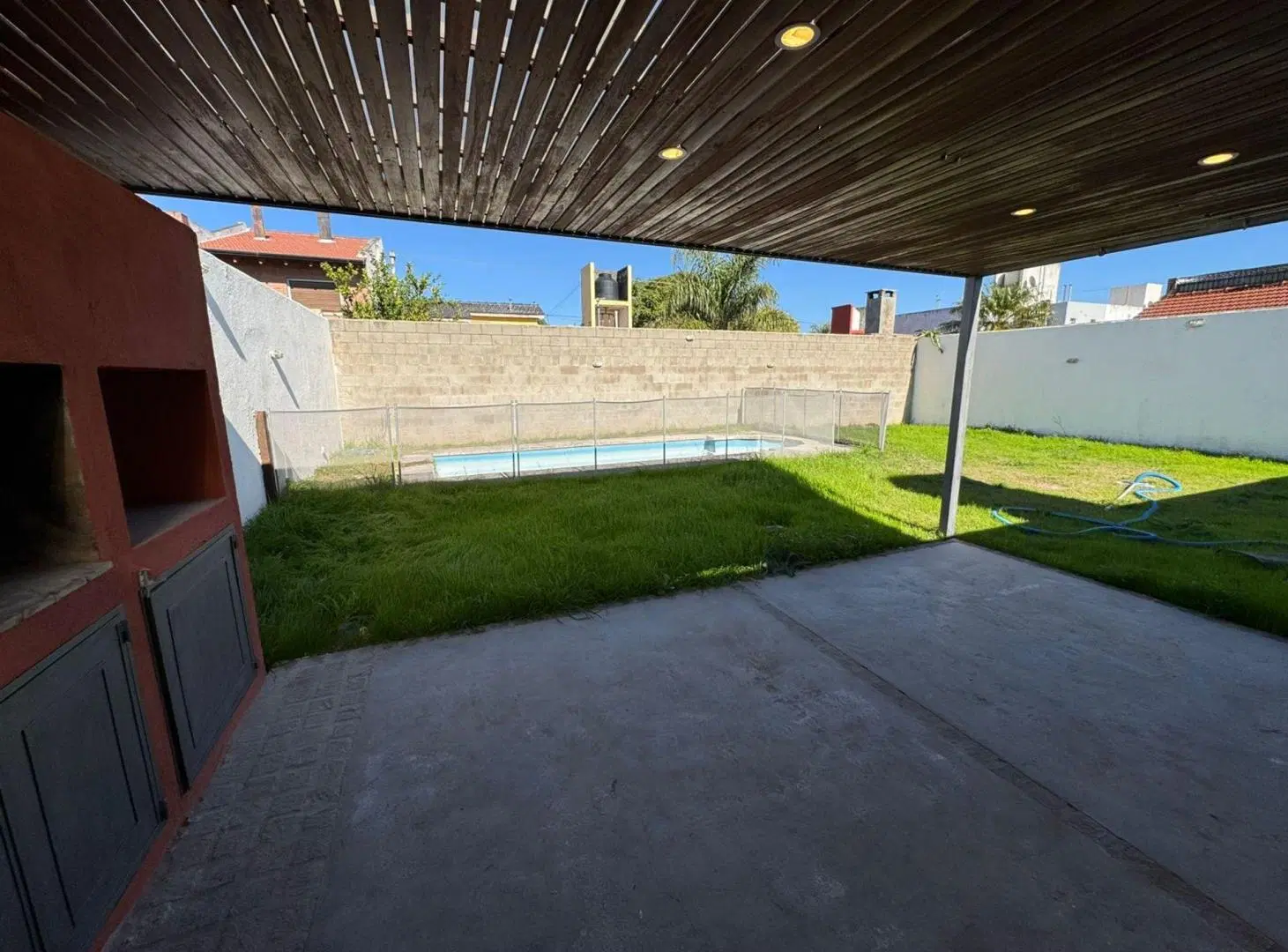 CASA EN VENTA EN NUEVO POETA 3 DORMITORIOS PILETA 8