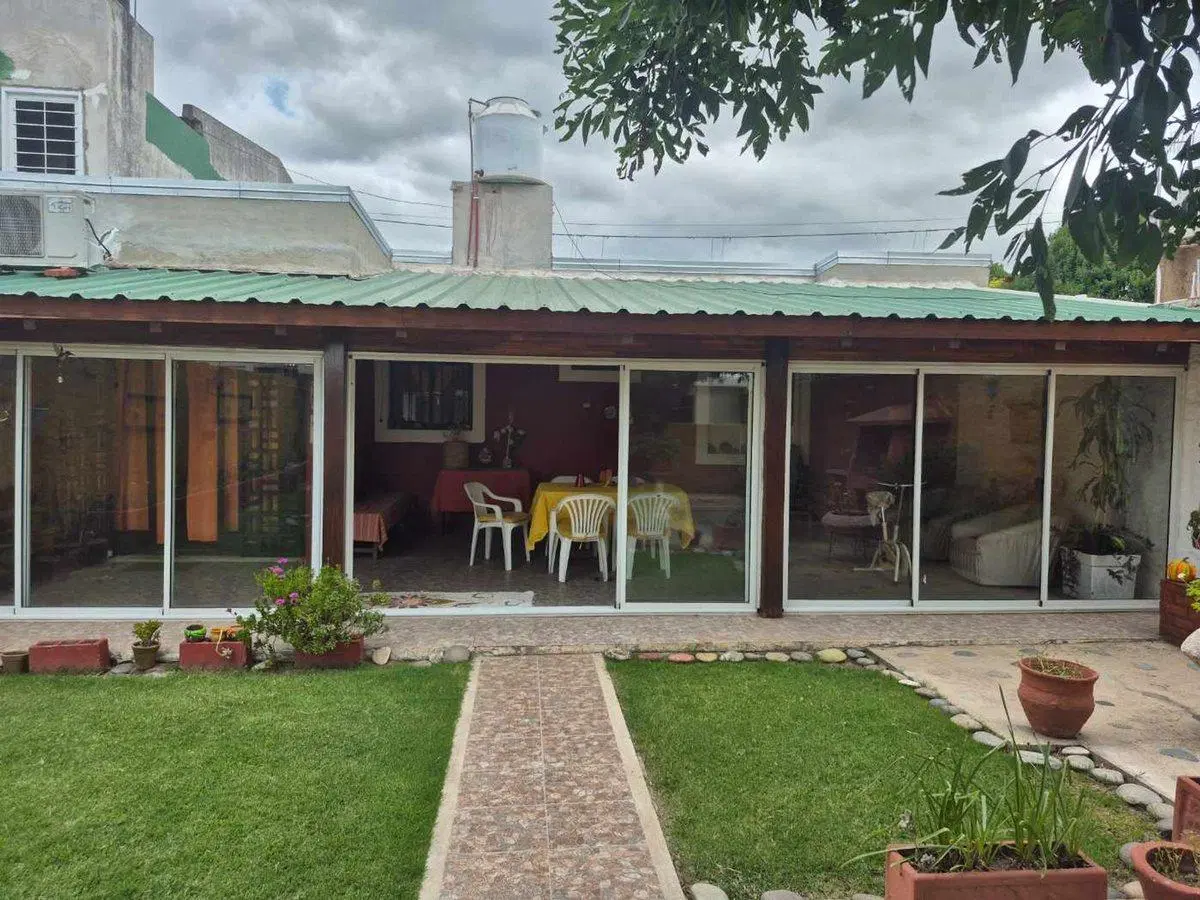 REMAX VENDE CASA 4 DORM. Bº MATIENZO GRAN PATIO 4