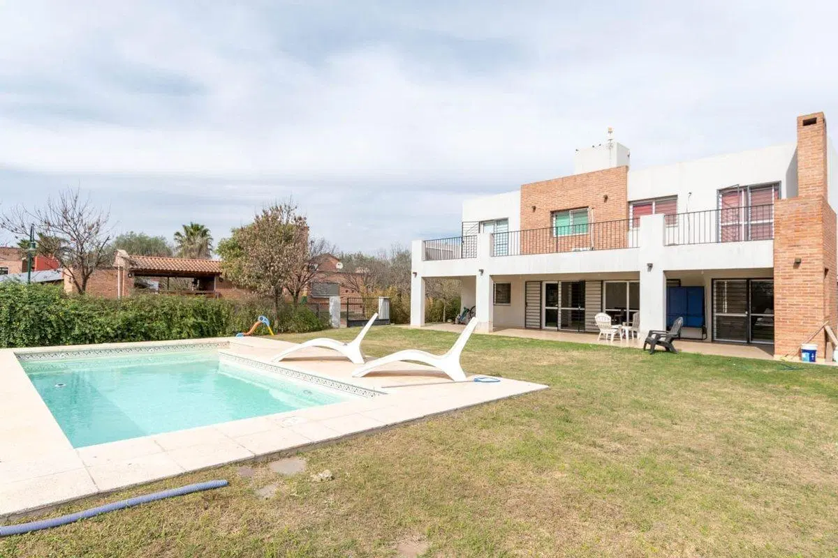 VENTA CASA EN "EL VIEJO ALGARROBO" 4 DORMITORIOS 4