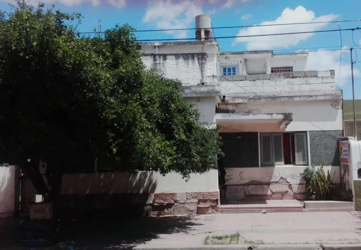 VENTA CASA MAS DEPTO A REFACCIONAR BARRIO COLON 5