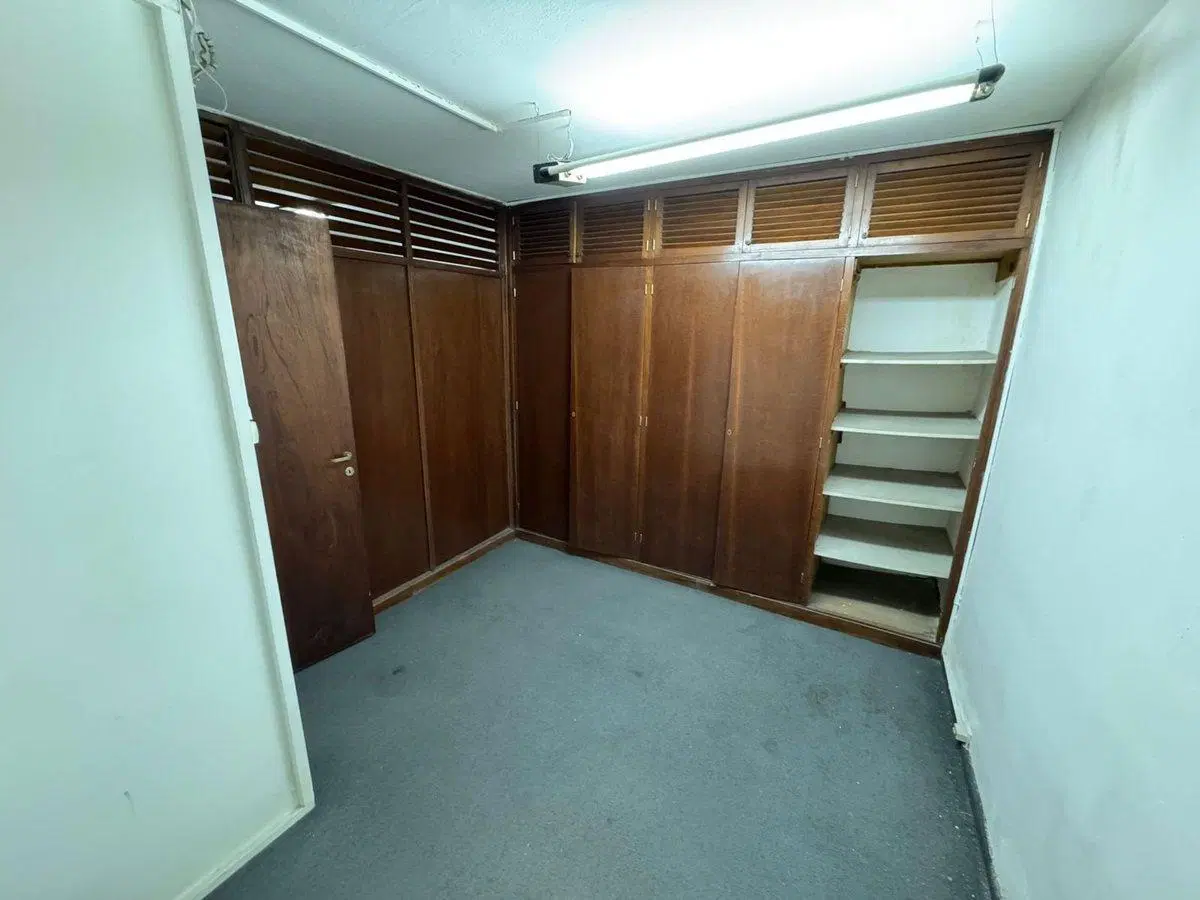 VENTA LOCAL CENTRO CON BAÑO Y OFICINAS 5