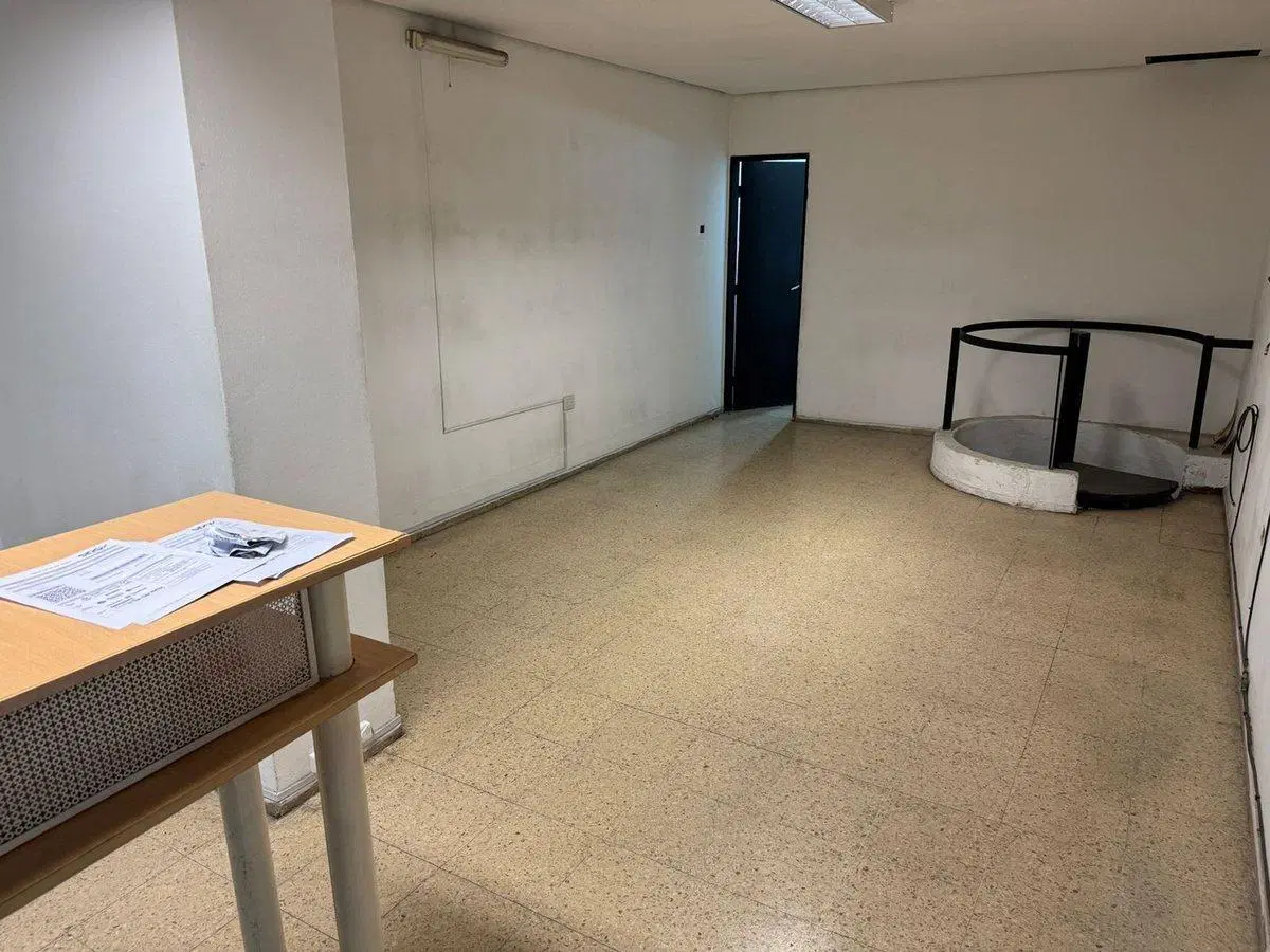 VENTA LOCAL CENTRO CON BAÑO Y OFICINAS 2