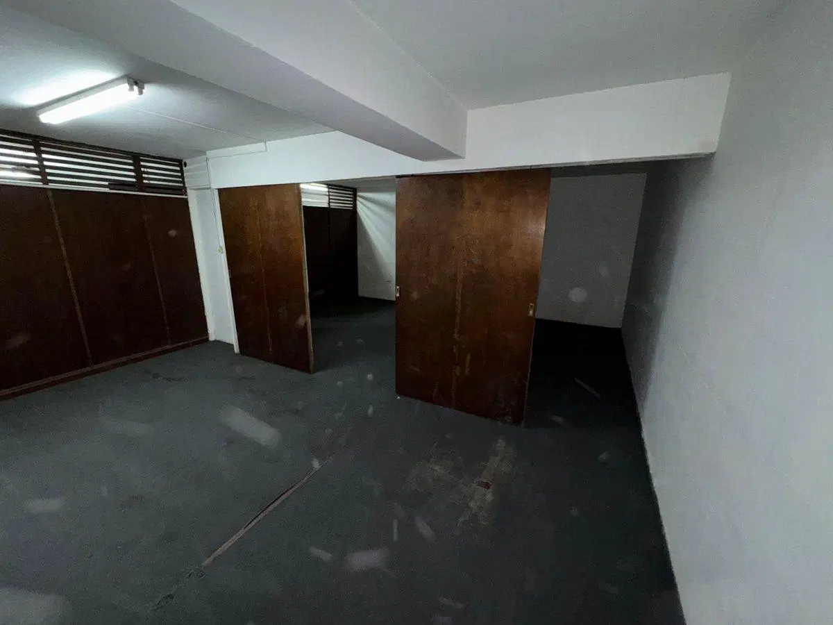 VENTA LOCAL CENTRO CON BAÑO Y OFICINAS 4