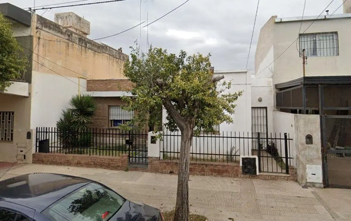 VENDE CASA + DPTO EN BARRIO YAPEYU 3