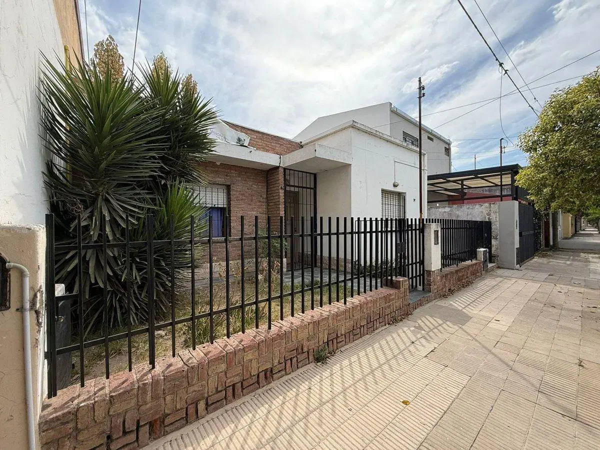 VENDE CASA + DPTO EN BARRIO YAPEYU 4