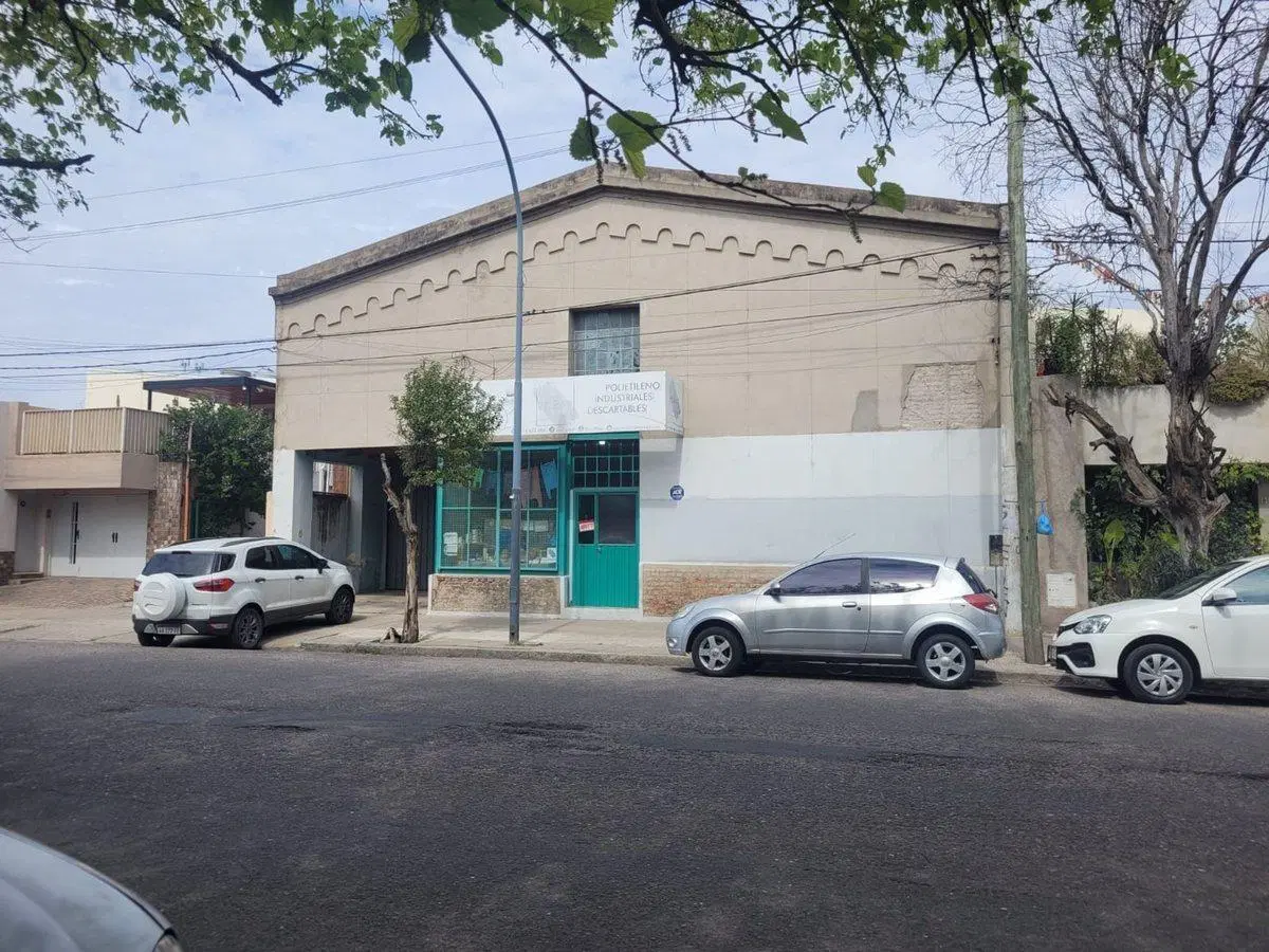 VENTA TERRENO CON LOCAL GENERAL BUSTOS 4