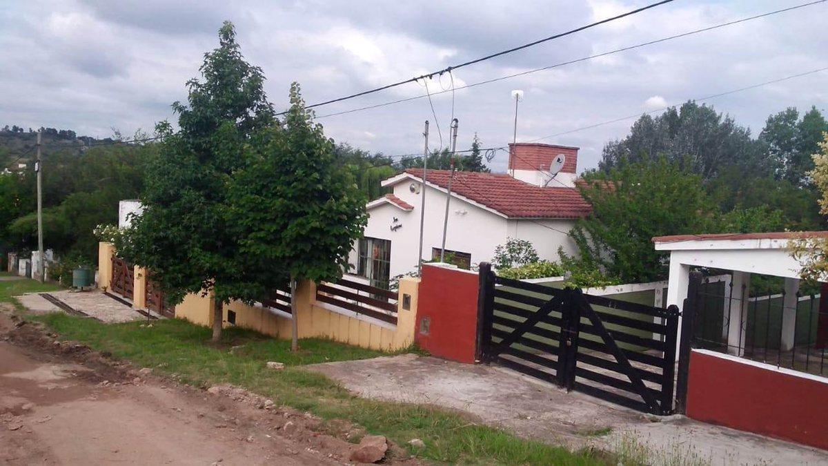 Foto de VENTA CASA TANTI 4 DORM CERCA DEL RIO, imagen 2