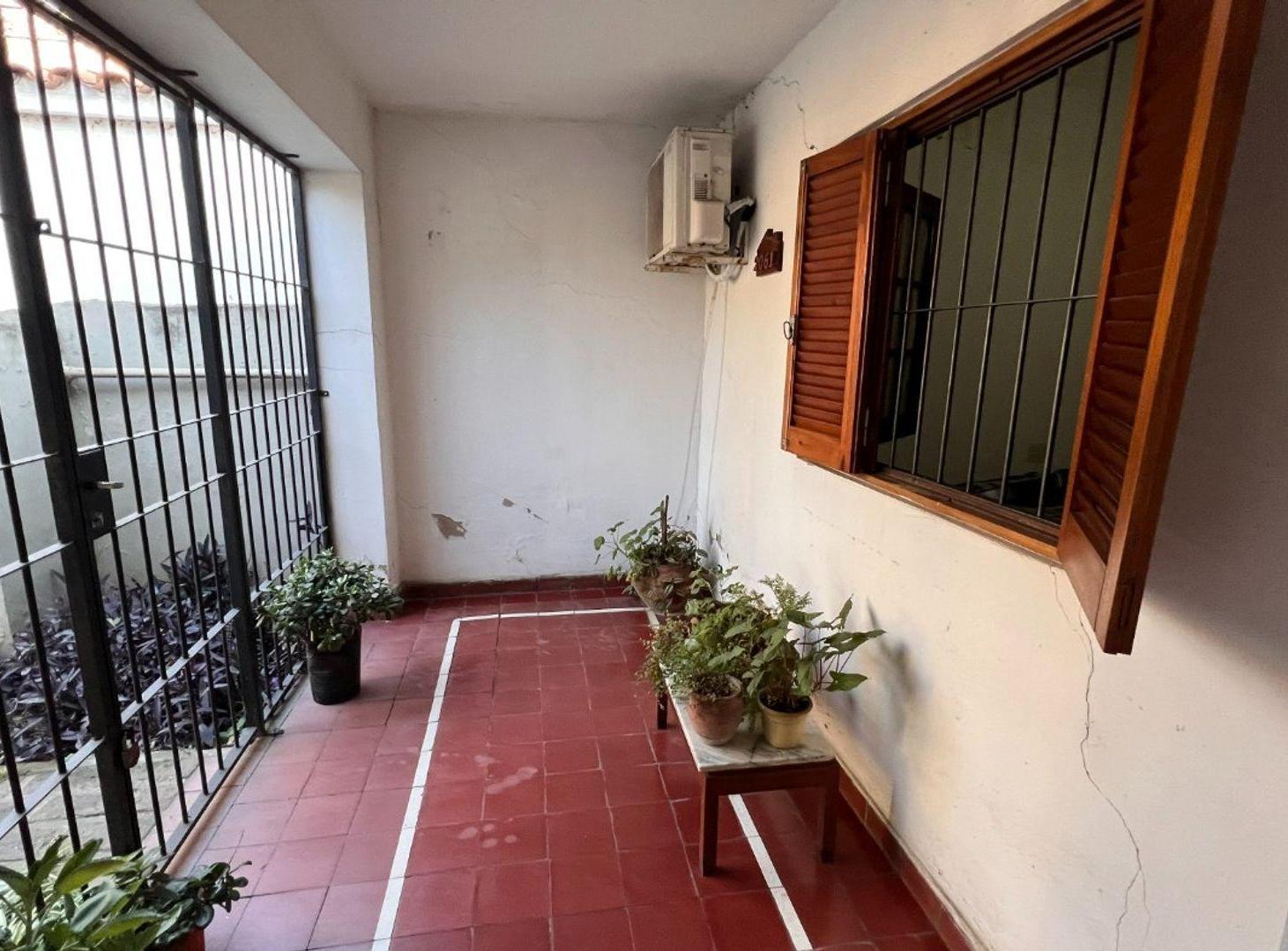 Foto de VENDO casa con local y galpon en Villa Cabrera!, imagen 2