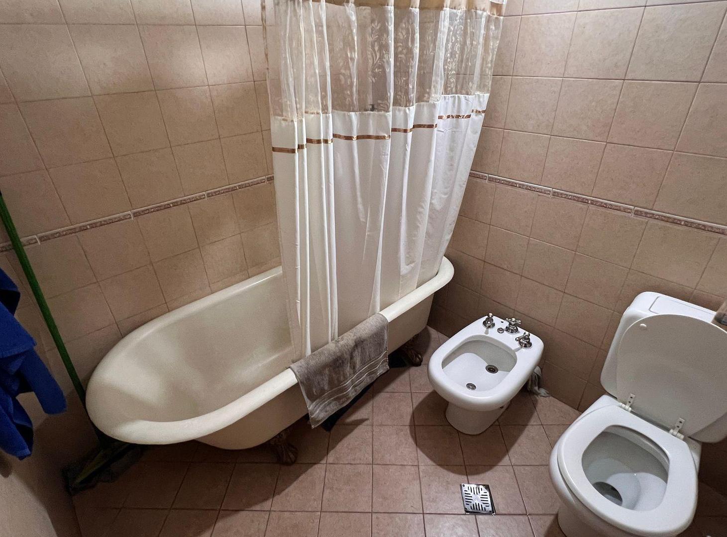 Foto de VENDO casa con local y galpon en Villa Cabrera!, imagen 5