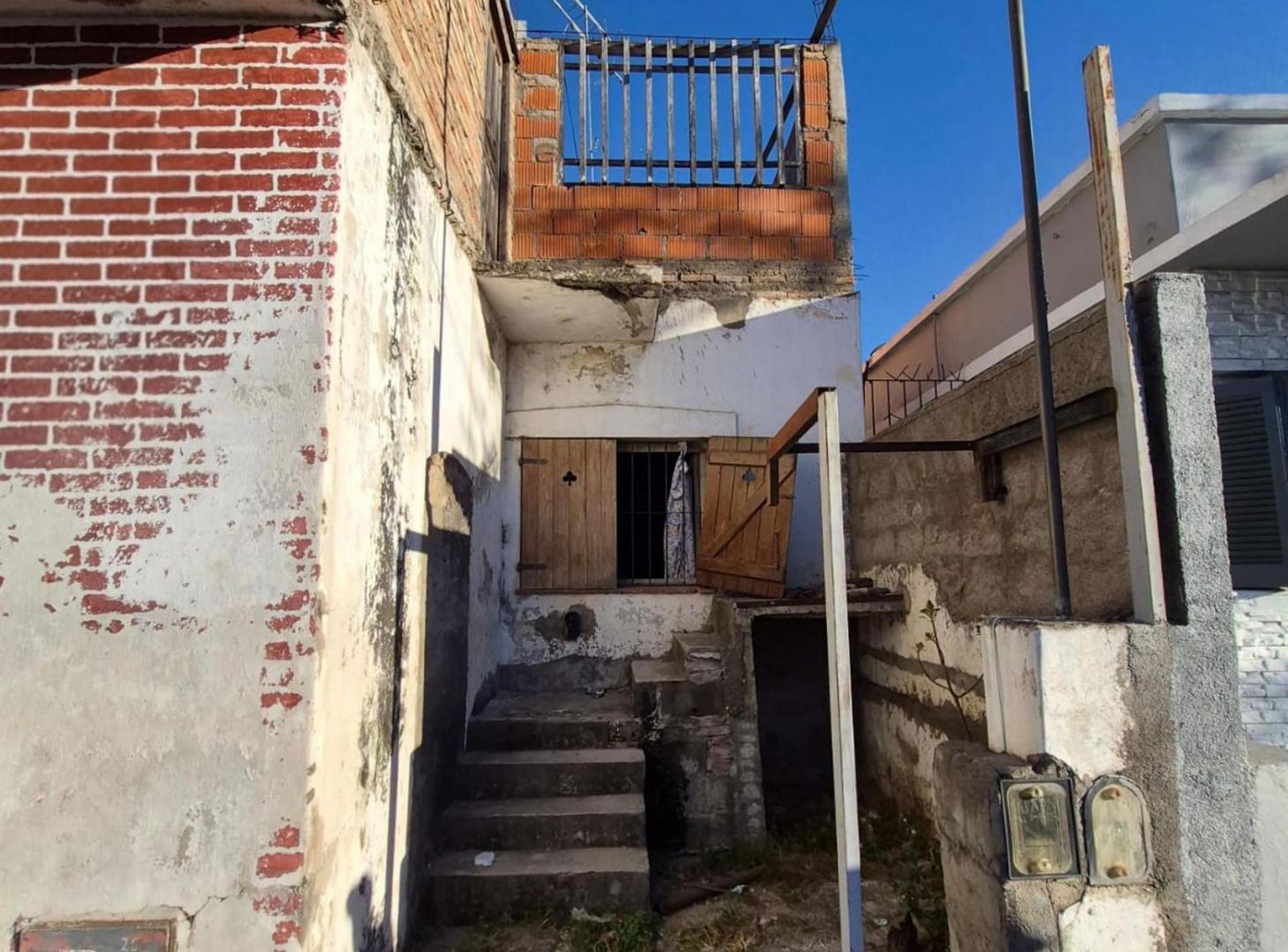 Foto de VENTA CASA A REFACCIONAR ALTA GRACIA EXC UBICACION, imagen 1
