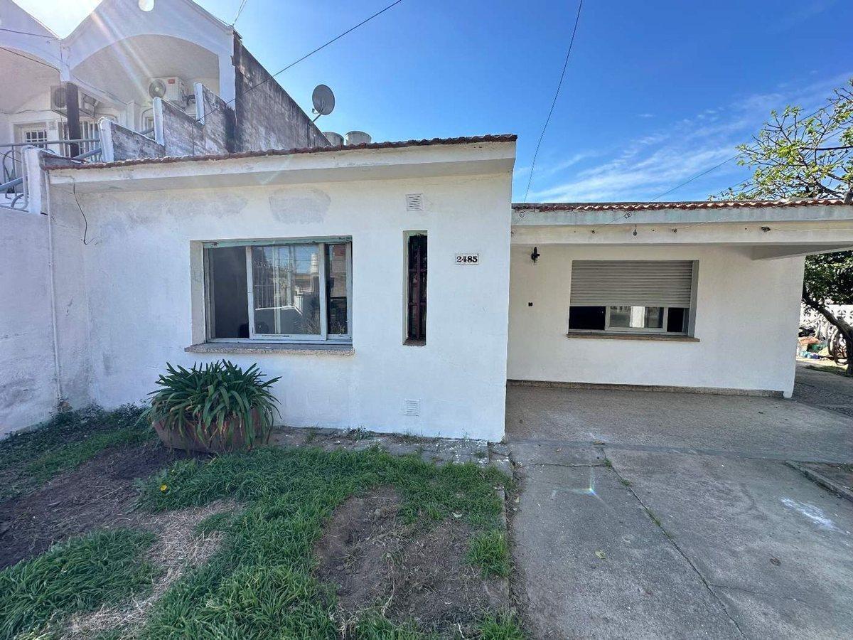 Foto de VENTA CASA ESQUINA 2 DORMITORIOS B BIALET MASSE, imagen 1