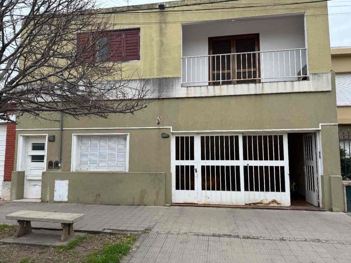 Foto de VENTA CASA JUNIORS CUATRO DORMITORIOS CON QUINCHO, imagen 1