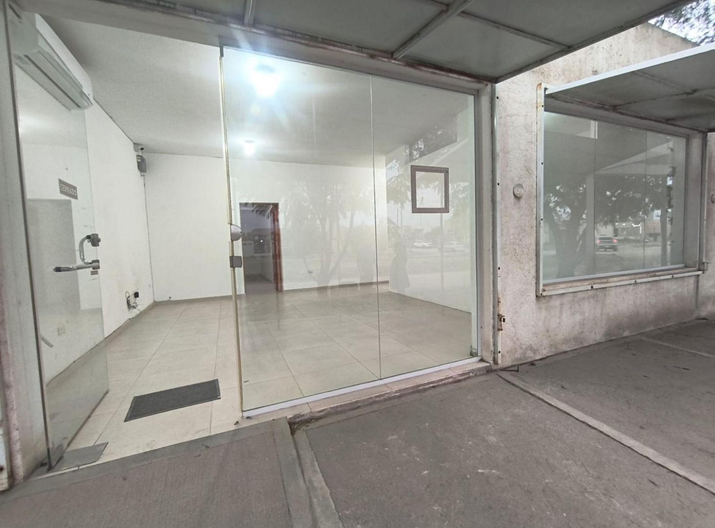 Foto de LOCAL COMERCIAL EN ALQUILER BARRIO UNIVERSITARIO, imagen 2